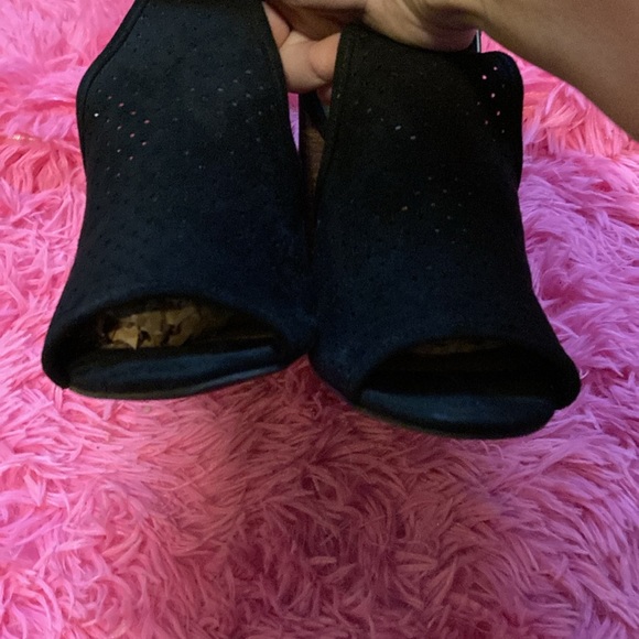 Faux suede laser cutout ankle closure open toe chunk heel black booties sz 9.5 - Picture 6 of 9